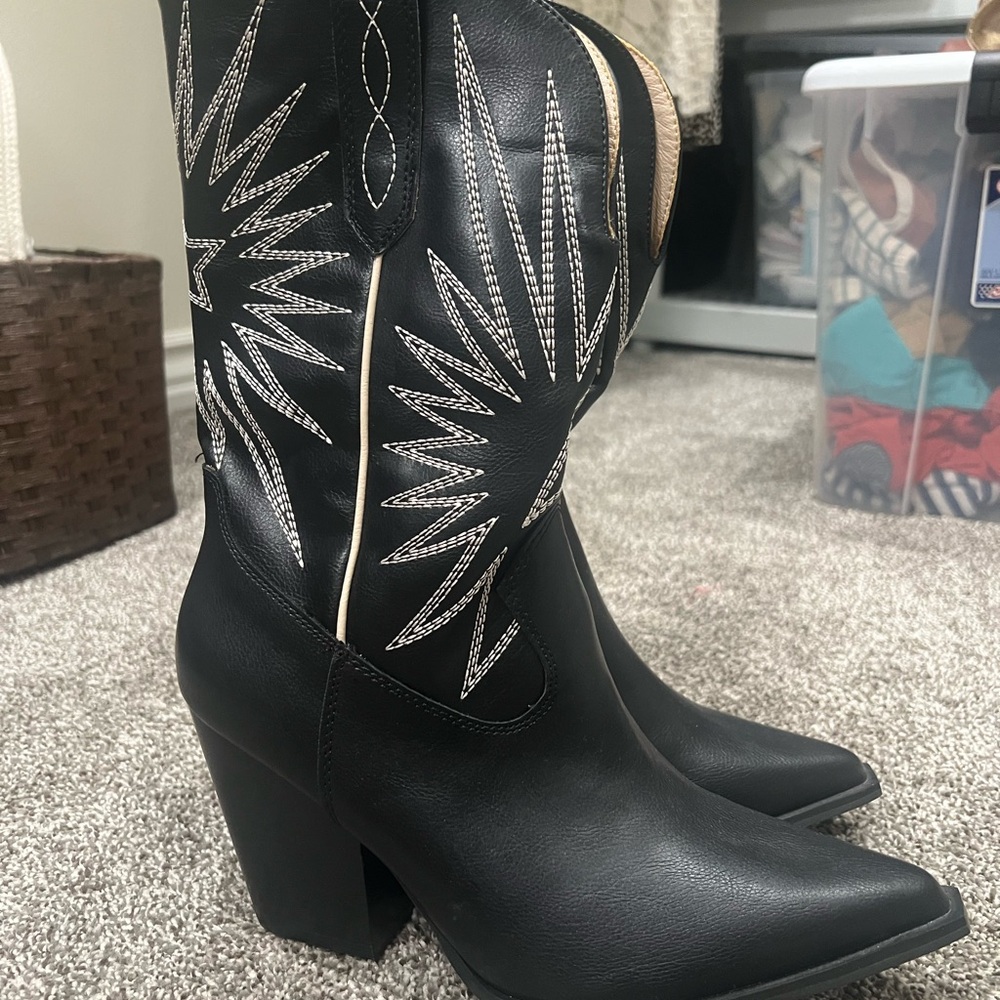 Black Western Embroidered Women's Boots